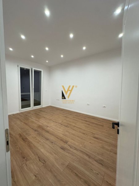 Tirane, shitet apartament 2+1+Ballkon Kati 4, 73 m² 168.000 € (RRUGA E DURRESIT)