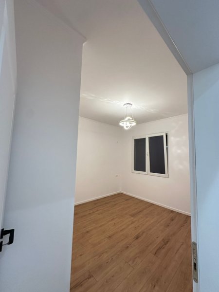 Tirane, shitet apartament 2+1+Ballkon Kati 4, 73 m² 168.000 € (Rruga e Durresit)
