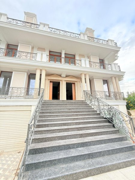 Tirane, jepet me qera Vile , 700 m² 5.000 € (Sauk, pranë Pallatit të Brigadave)