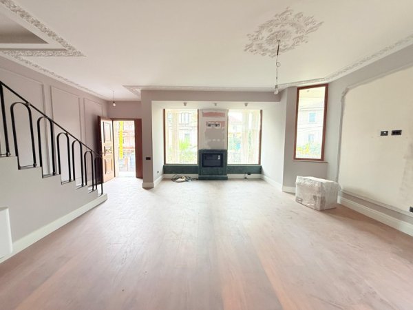 Tirane, jepet me qera Vile , 700 m² 5.000 € (Sauk, pranë Pallatit të Brigadave)