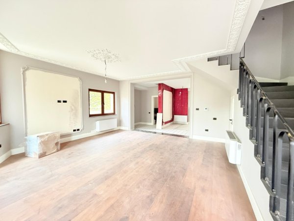 Tirane, jepet me qera Vile , 700 m² 5.000 € (Sauk, pranë Pallatit të Brigadave)