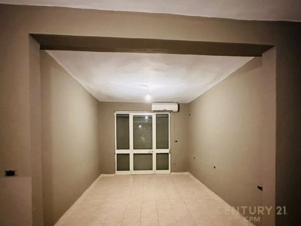 Tirane, jepet me qera zyre Kati 4, 92 m² 800 € (Kisha Katolike)