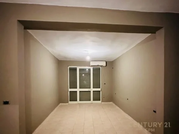 Tirane, jepet me qera zyre Kati 4, 92 m² 800 € (Kisha Katolike)