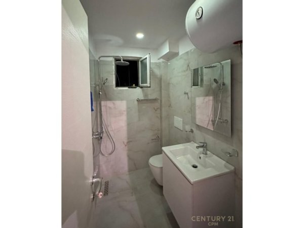 Tirane, jepet me qera zyre Kati 4, 92 m² 800 € (Kisha Katolike)