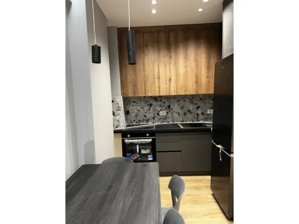 Tirane, jepet me qera apartament 1+1+Ballkon Kati 2, 80 m² 600 € (Don bosko)