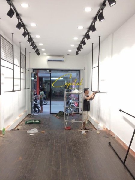 Tirane, jepet me qera dyqan Kati 0, 70 m² 600 € (YZBERISHT)