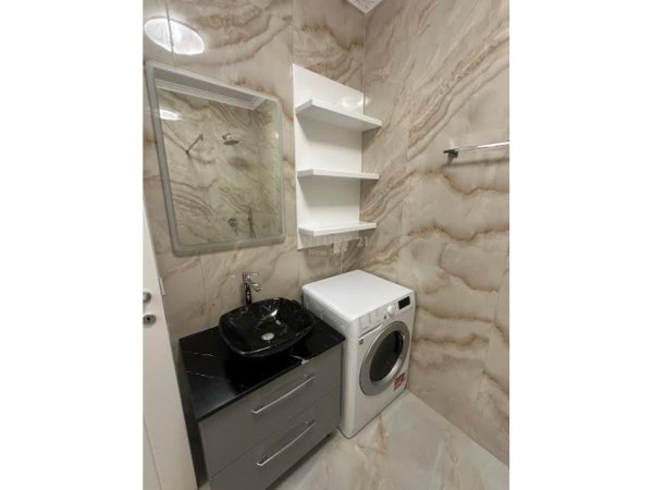 Tirane, jepet me qera apartament 2+1+Aneks+Ballkon Kati 4, 105 m² 880 € 