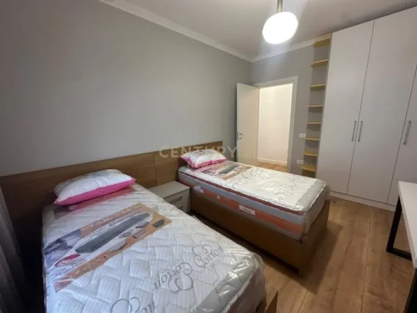 Tirane, jepet me qera apartament 2+1+Aneks+Ballkon Kati 4, 105 m² 880 € 
