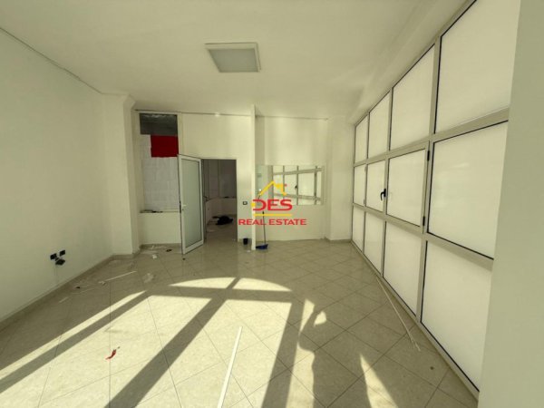 Vlore, shitet ambjent biznesi Kati 3, 58 m² 117.220 € (Rruga Ate Kristo Negovani)