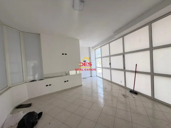 Vlore, shitet ambjent biznesi Kati 3, 58 m² 117.220 € (Rruga Ate Kristo Negovani)