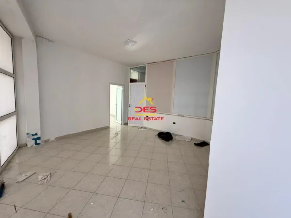 Vlore, shitet ambjent biznesi Kati 3, 58 m² 117.220 € (Rruga Ate Kristo Negovani)
