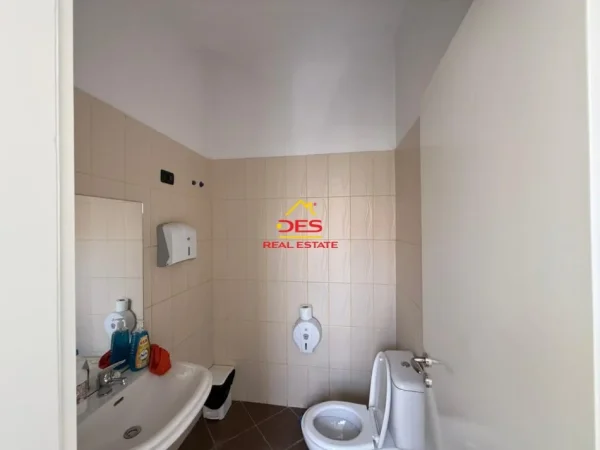 Vlore, shitet ambjent biznesi Kati 3, 58 m² 117.220 € (Rruga Ate Kristo Negovani)