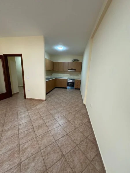 Tirane, jepet me qera apartament 2+1+Ballkon Kati 4, 118 m² 750 € 