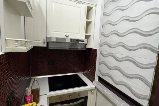 Tirane, jepet me qera apartament 1+1 Kati 2, 80 m² 550 € (Rruga Kujtim Laro)