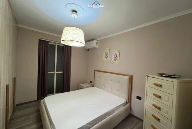 Tirane, jepet me qera apartament 1+1 Kati 2, 80 m² 550 € (Rruga Kujtim Laro)