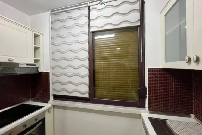 Tirane, jepet me qera apartament 1+1 Kati 2, 80 m² 550 € (Rruga Kujtim Laro)