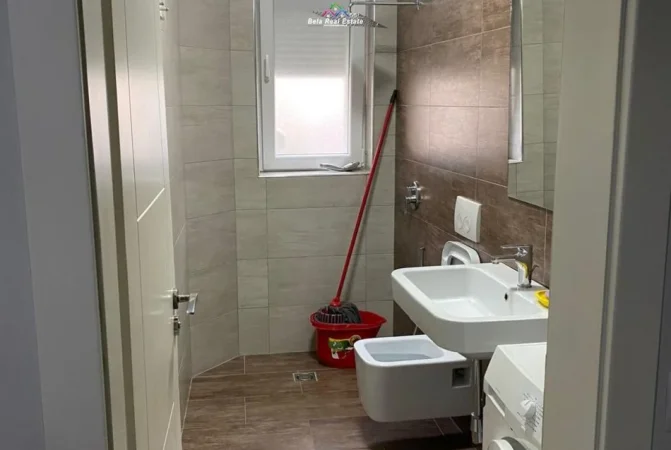 Tirane, jepet me qera apartament 1+1 Kati 2, 80 m² 550 € (Rruga Kujtim Laro)