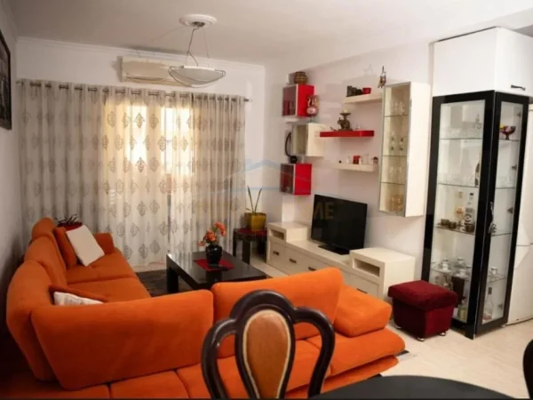 Tirane, jepet me qera apartament 3+1 Kati 7, 115 m² 800 € 