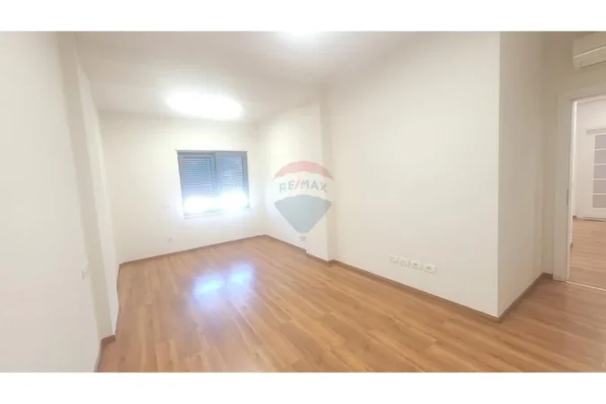 Tirane, jepet me qera zyre Kati 7, 145 m² 1.600 € (Sheshi Karl Topia)