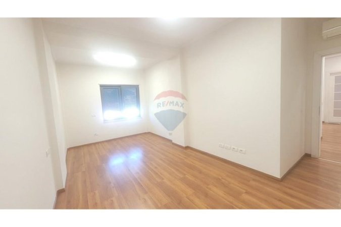Tirane, jepet me qera zyre Kati 7, 145 m² 1.600 € (Sheshi Karl Topia)