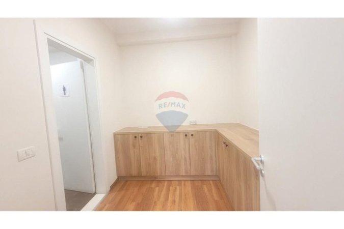 Tirane, jepet me qera zyre Kati 7, 145 m² 1.600 € (Sheshi Karl Topia)