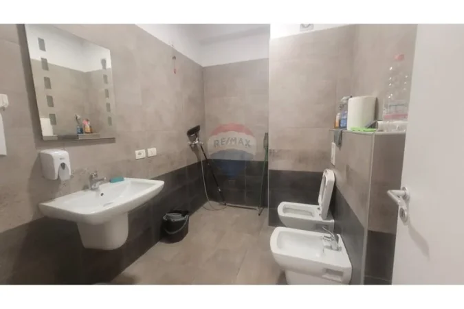 Tirane, jepet me qera zyre Kati 7, 145 m² 1.600 € (Sheshi Karl Topia)