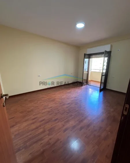 Tirane, jepet me qera apartament 2+1+2 Kati 4, 118 m² 75.000 ALL (Komuna e Parisit)