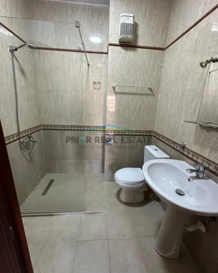 Tirane, jepet me qera apartament 2+1+2 Kati 4, 118 m² 75.000 ALL (Komuna e Parisit)