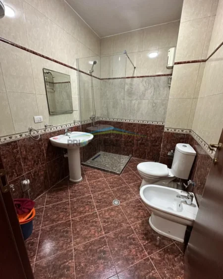 Tirane, jepet me qera apartament 2+1+2 Kati 4, 118 m² 75.000 ALL (Komuna e Parisit)