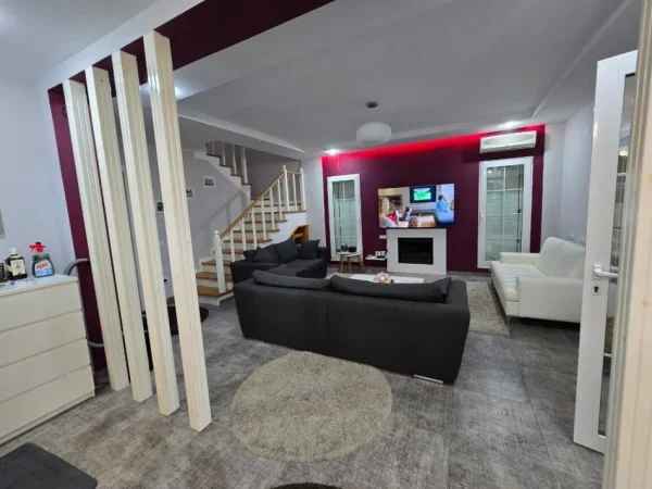 Durres, shitet Vile 4+1 Kati 2, 180 m² 450.000 € 