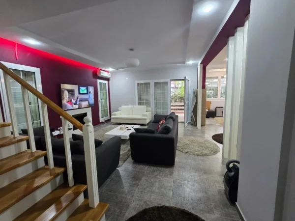 Durres, shitet Vile 4+1 Kati 2, 180 m² 450.000 € 