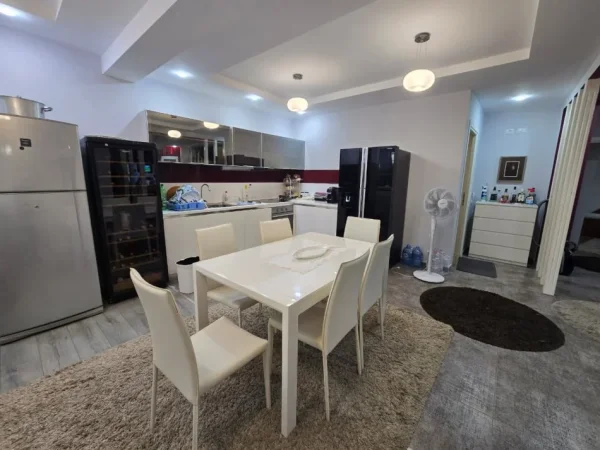 Durres, shitet Vile 4+1 Kati 2, 180 m² 450.000 € 