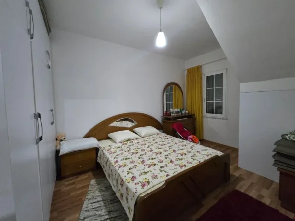 Durres, shitet Vile 4+1 Kati 2, 180 m² 450.000 € 