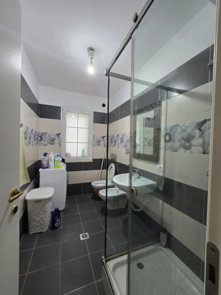 Durres, shitet Vile 4+1 Kati 2, 180 m² 450.000 € 