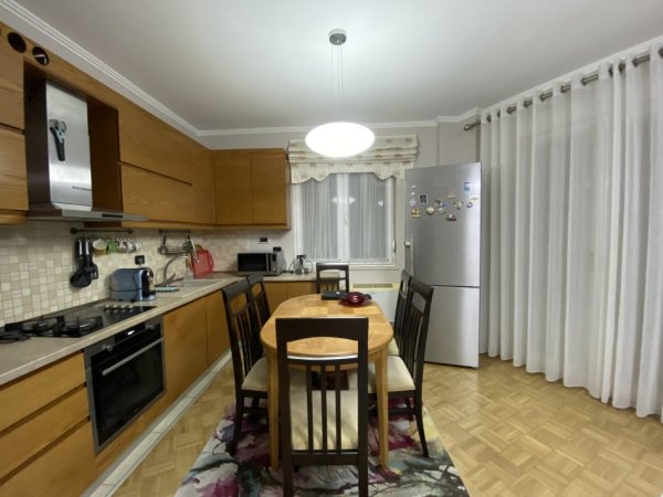 Tirane, jepet me qera apartament 2+1+Ballkon Kati 7, 90 m² 1.000 € (Posta nr8)