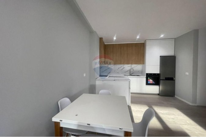 Tirane, jepet me qera apartament 1+1 , 75 m² 600 € (Rruga Karl Gega)