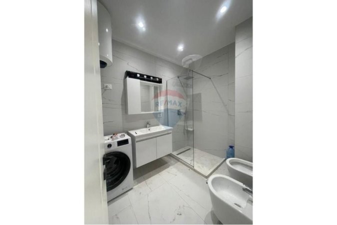 Tirane, jepet me qera apartament 1+1 , 75 m² 600 € (Rruga Karl Gega)