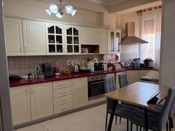 Tirane, jepet me qera apartament 2+1 Kati 3, 110 m² 570 € (Shkolla e Kuqe)
