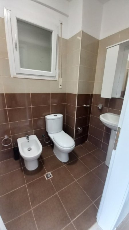 Tirane, jepet me qera apartament 2+1 Kati 2, 98 m² 650 € 