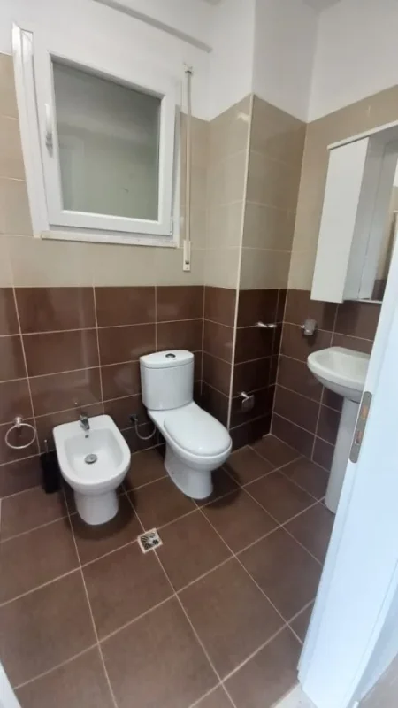 Tirane, jepet me qera apartament 2+1 Kati 2, 98 m² 650 € 