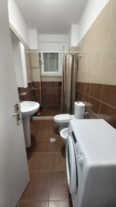 Tirane, jepet me qera apartament 2+1 Kati 2, 98 m² 650 € 