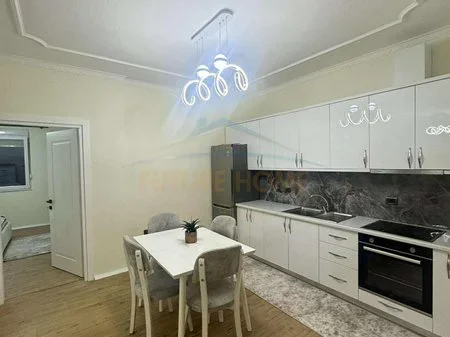 Tirane, jepet me qera apartament 1+1 Kati 3, 600 € 