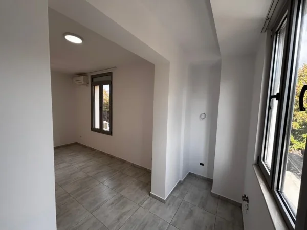 Tirane, jepet me qera ambjent biznesi Kati 2, 75 m² 500 € (Rruga e Dibres!)