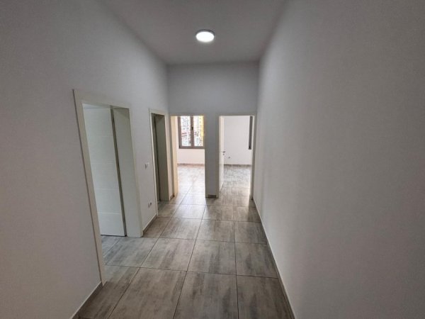 Tirane, jepet me qera ambjent biznesi Kati 2, 75 m² 500 € (Rruga e Dibres!)