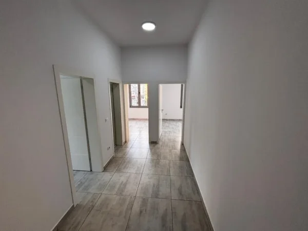 Tirane, jepet me qera ambjent biznesi Kati 2, 75 m² 500 € (Rruga e Dibres!)