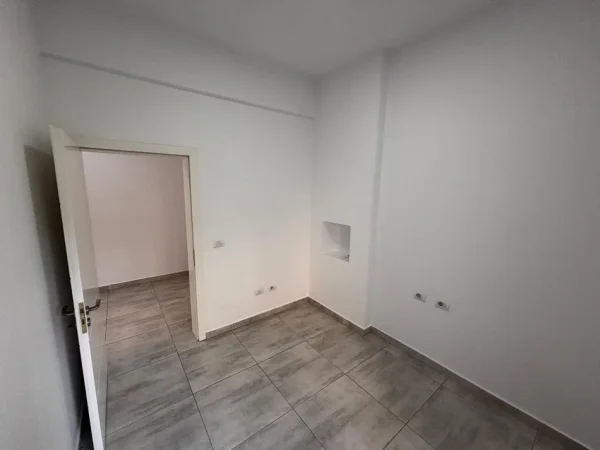 Tirane, jepet me qera ambjent biznesi Kati 2, 75 m² 500 € (Rruga e Dibres!)