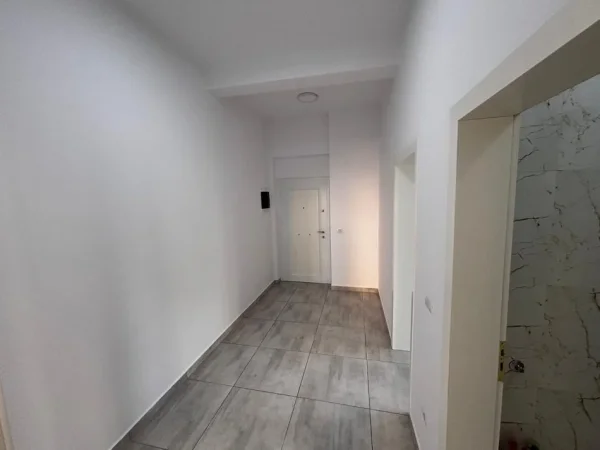 Tirane, jepet me qera ambjent biznesi Kati 2, 75 m² 500 € (Rruga e Dibres!)