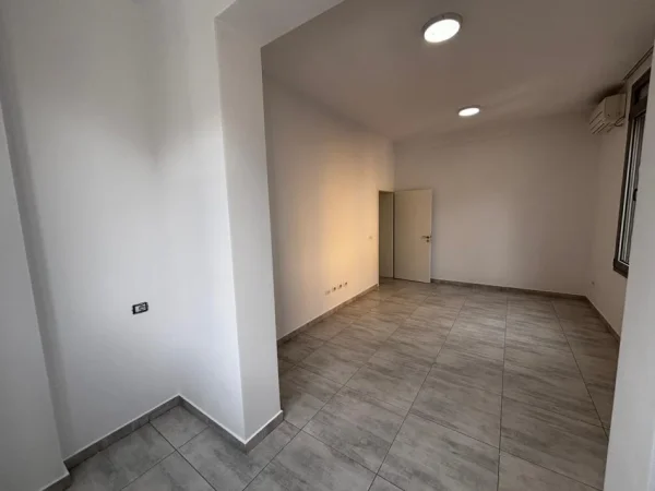 Tirane, jepet me qera ambjent biznesi Kati 2, 75 m² 500 € (Rruga e Dibres!)