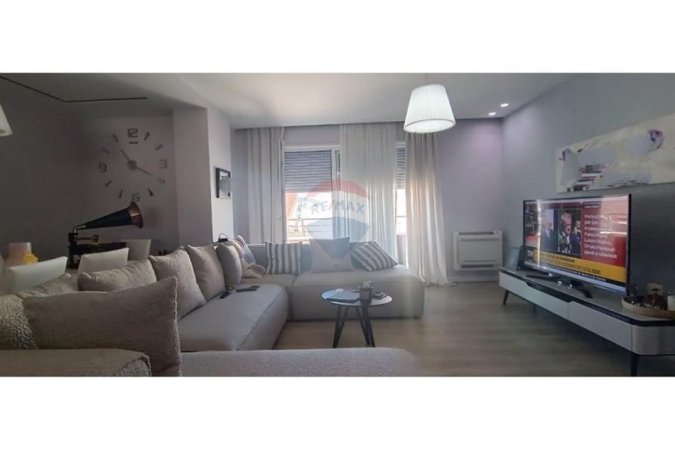 Tirane, jepet me qera apartament 3+1+Ballkon Kati 3, 150 m² 1.530 € (TEG)