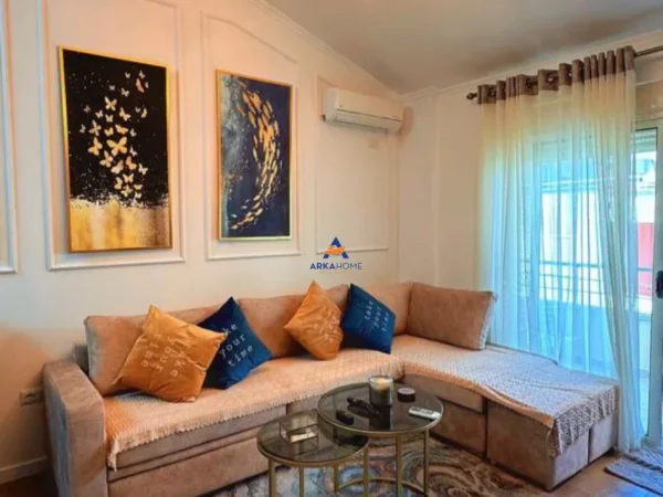 Tirane, jepet me qera apartament 1+1+Ballkon Kati 3, 82 m² 600 € (FRESKU)